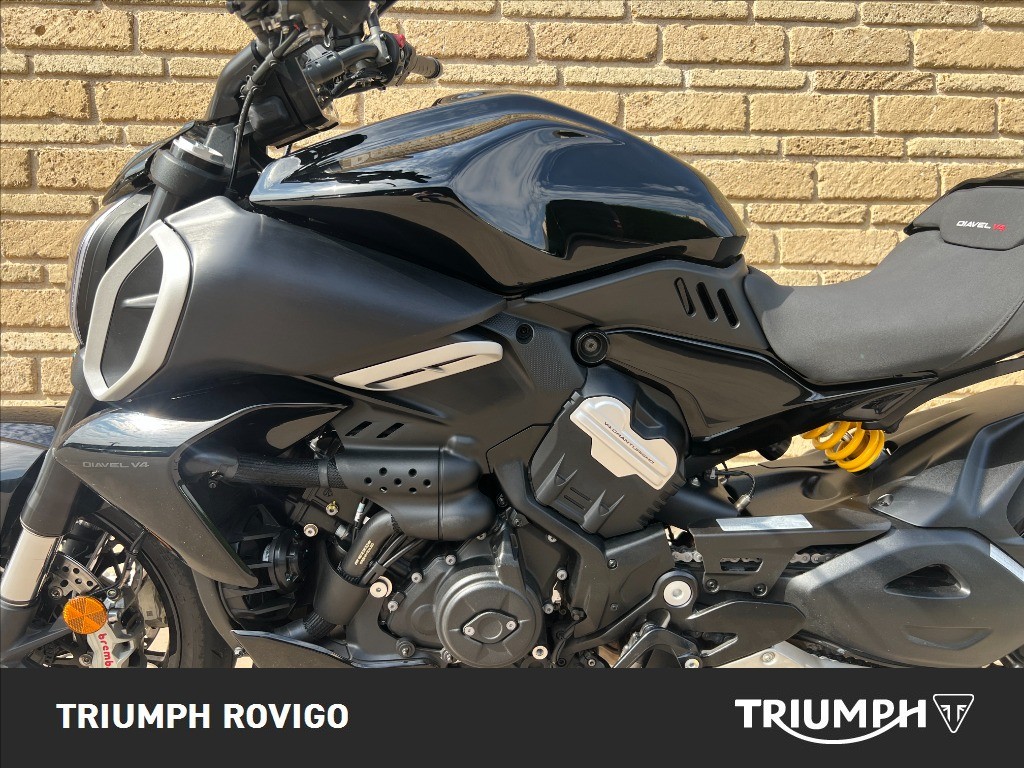 DUCATI Diavel V4 1158 Thrilling Black