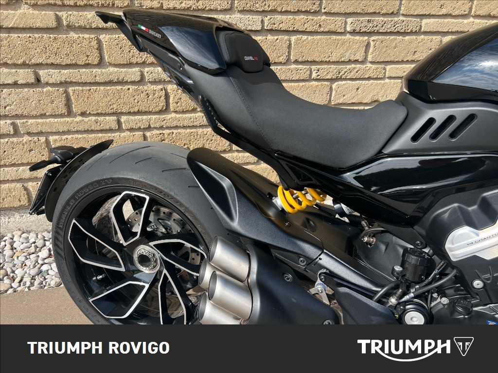 DUCATI Diavel V4 1158 Thrilling Black