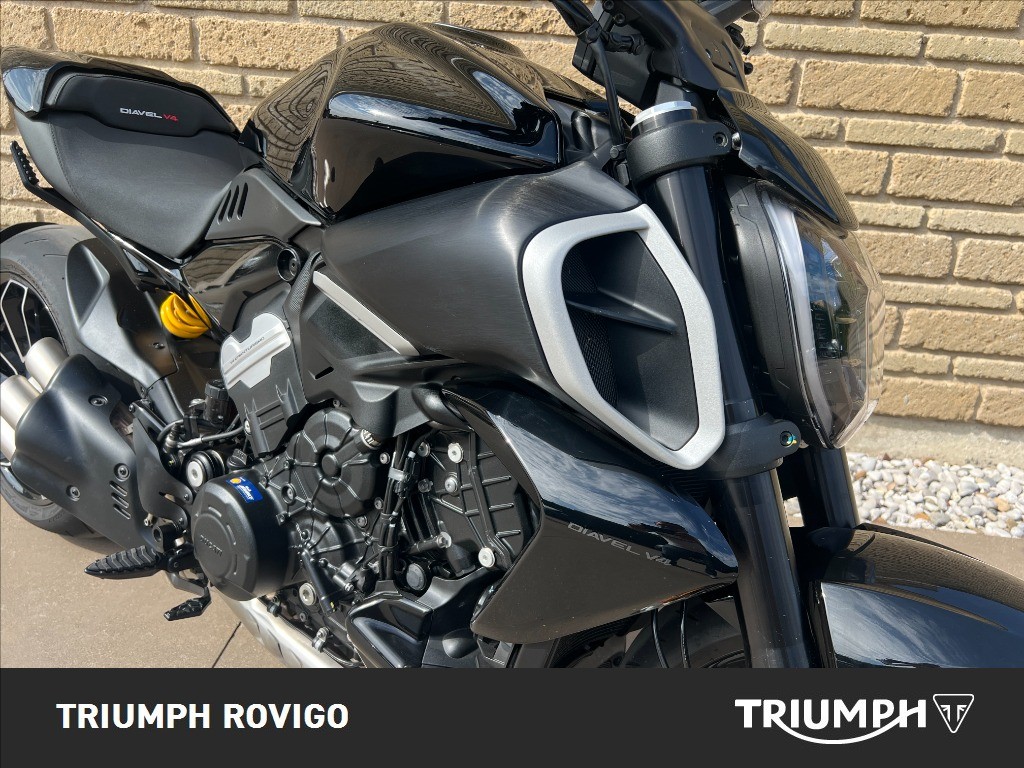 DUCATI Diavel V4 1158 Thrilling Black
