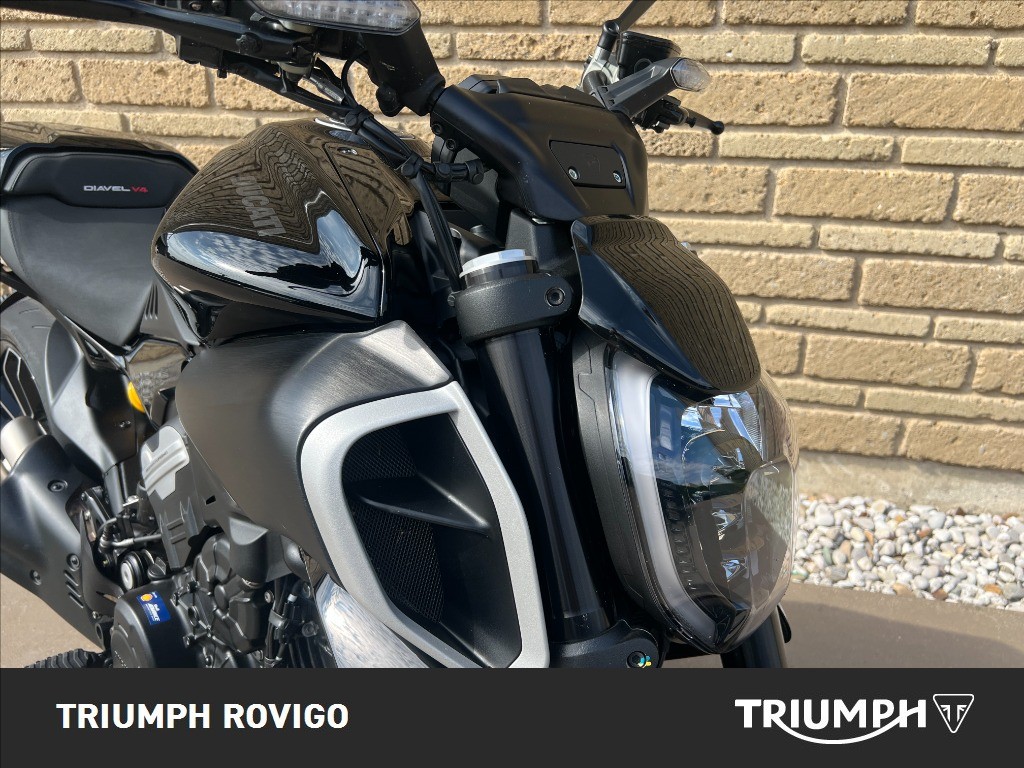 DUCATI Diavel V4 1158 Thrilling Black